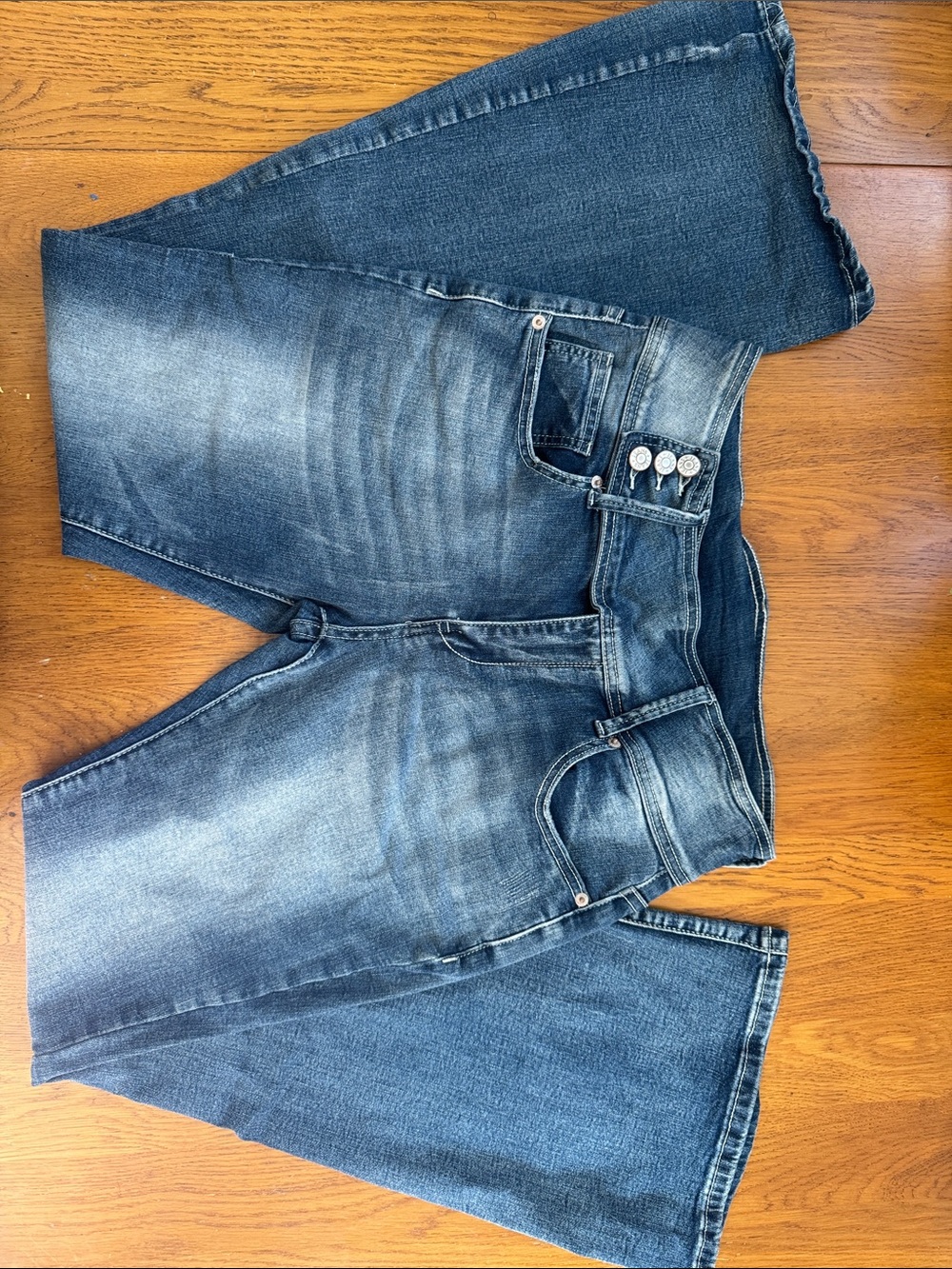 Women’s Distressed Jeans - Faded Indigo Wash